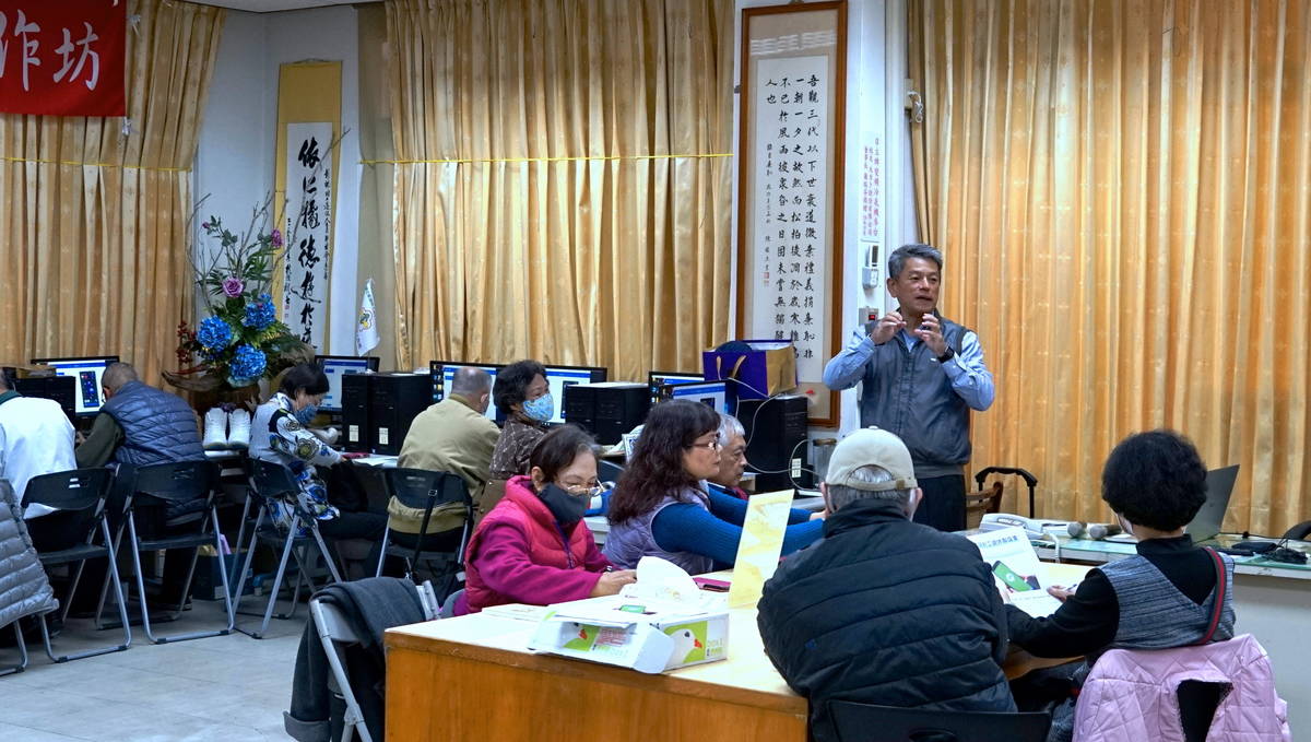 至退休聯誼會樂齡手機應用研習教導手機操作