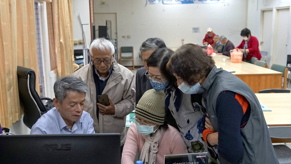 替退休的師長們解決各種3C產品的疑雞雜症

