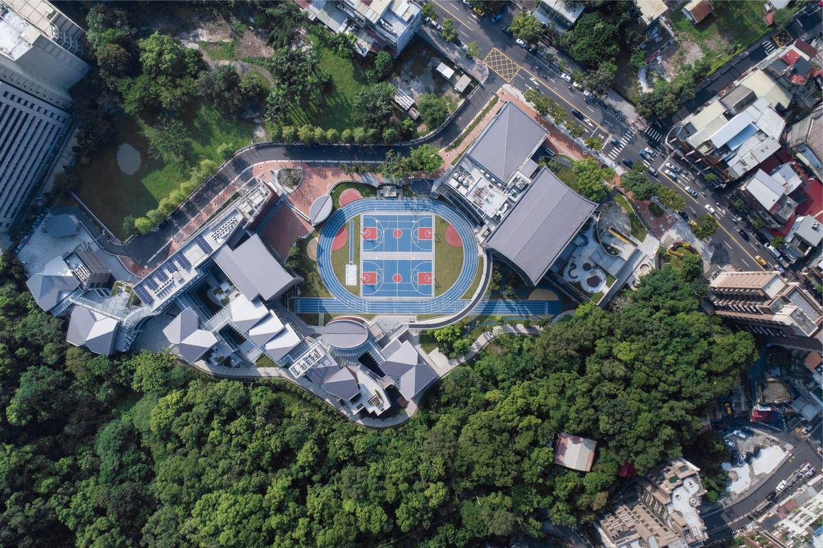 建築團隊克服基地狹長劣勢，將自然引入校園(戴嘉惠建築師事務所提供)