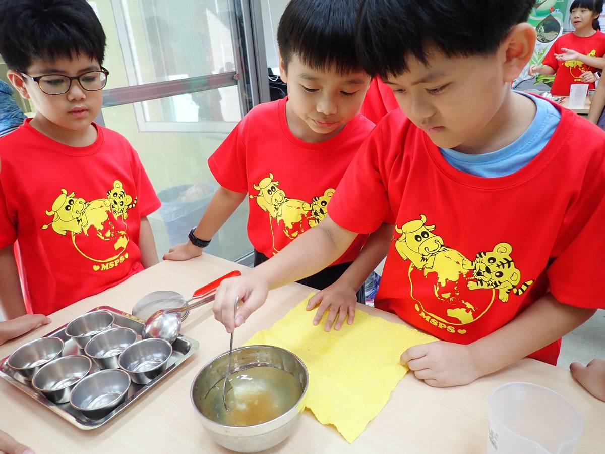 認識完濕地植物後，同學們將親採的野薑花作成果凍