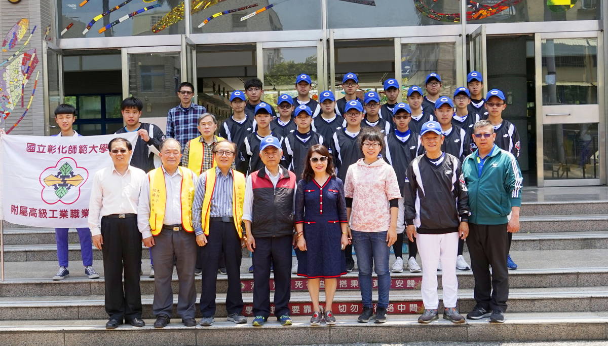 校友會長跟棒球隊嘉勉