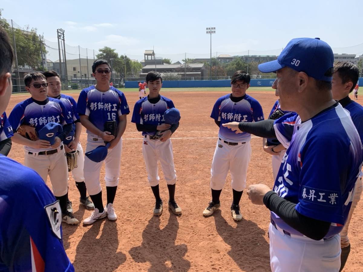 棒球比賽  攻守交替時面授機宜