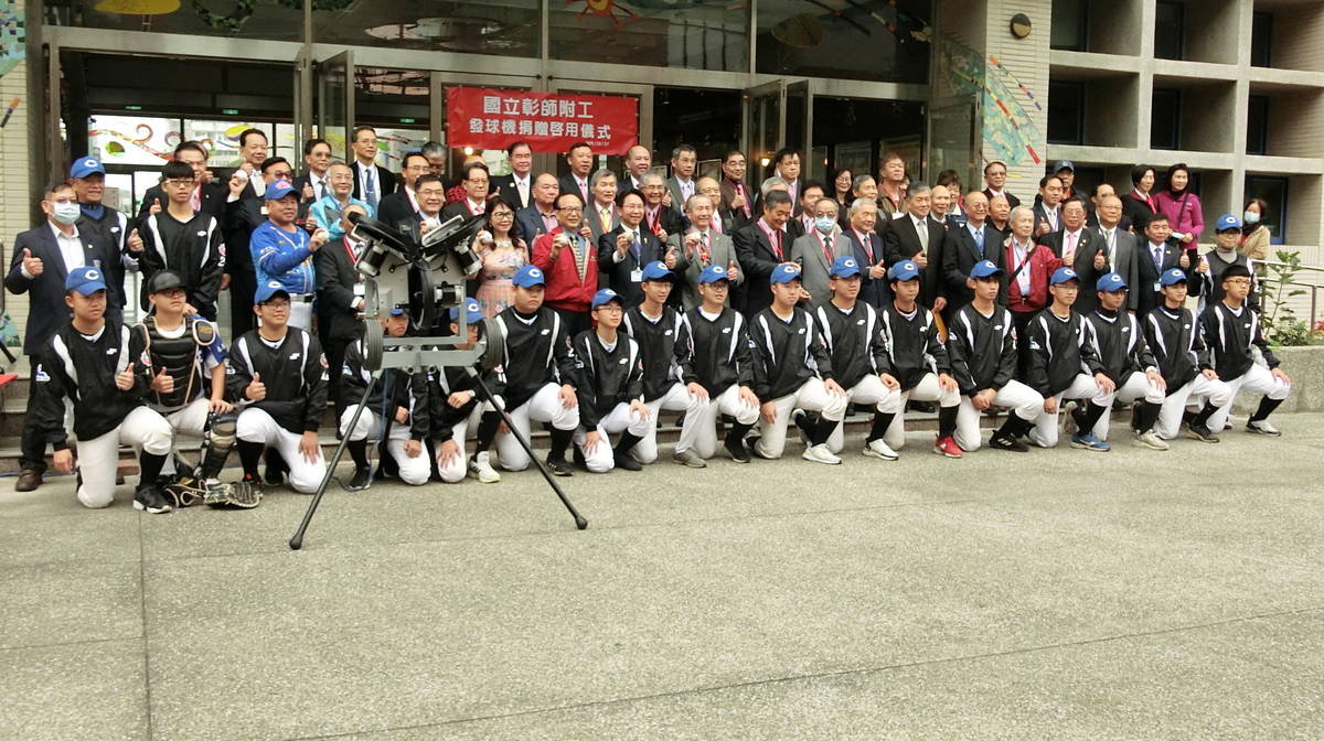 發球機於109年校友年會捐贈啟用