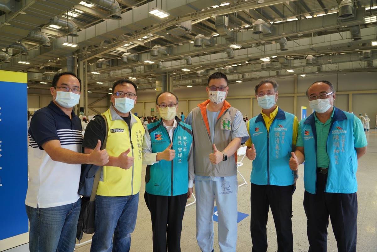 教育局曾燦金局長22日至花博接種現場關心施打疫苗情形