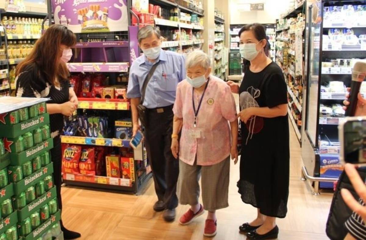 校友李國信與其母親