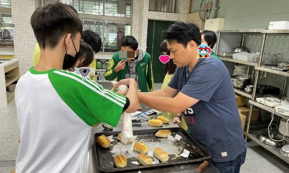 汐止娜米拉麵包烘焙坊店方人員教孩子做麵包(資料照)