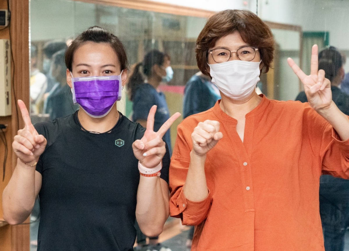 饒慶鈴縣長祝福郭婞淳(右)能在2020東京奧運中，順利奪金。