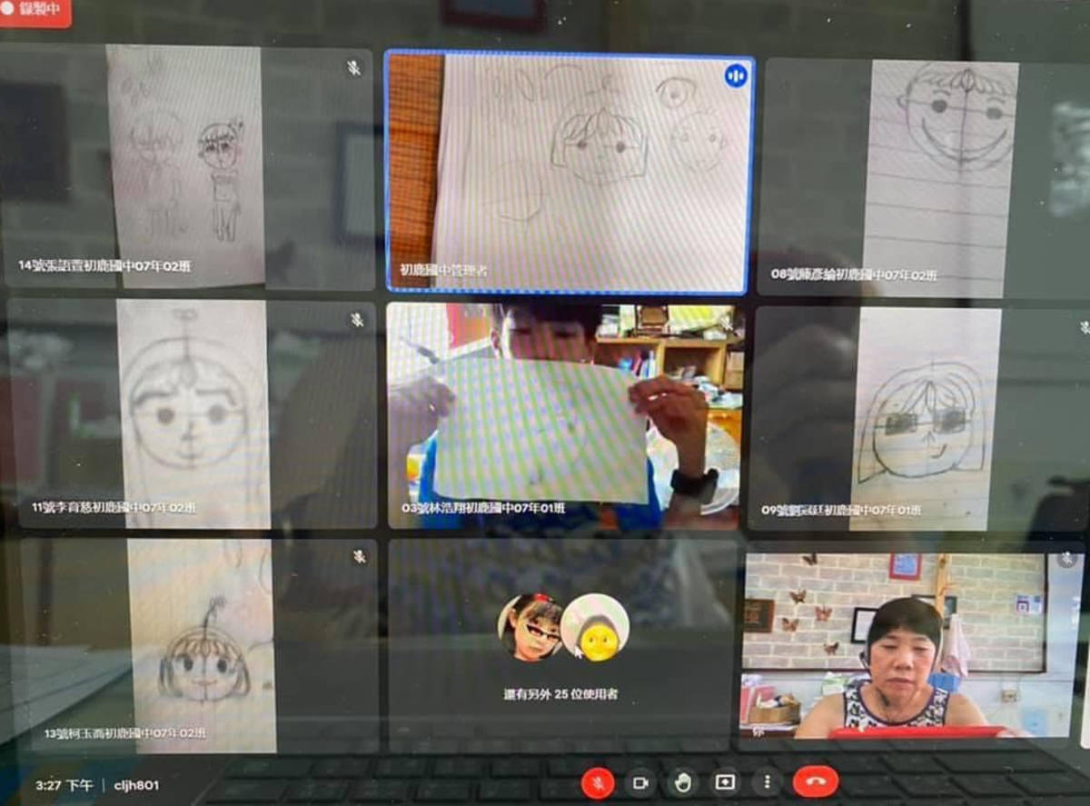 老師請學生把自己的作品展示給大家欣賞，同時給予建議及鼓勵。