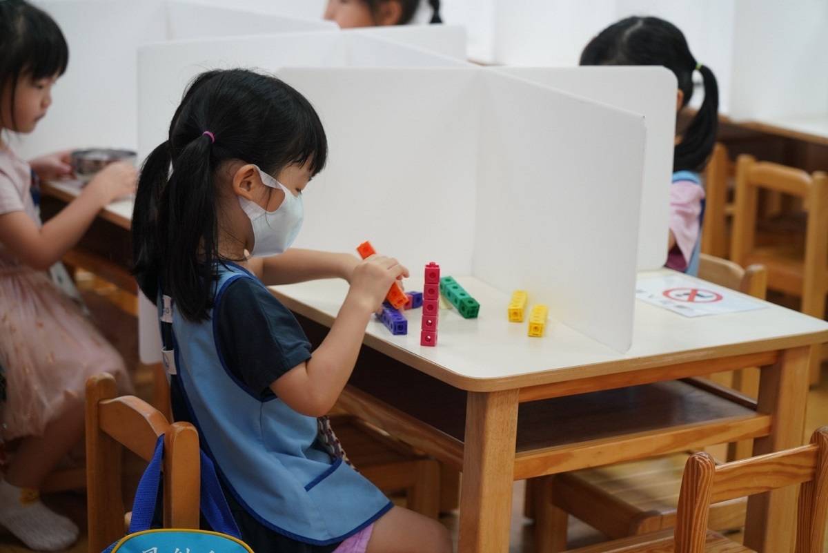 幼兒園落實防疫工作，採用個人隔板