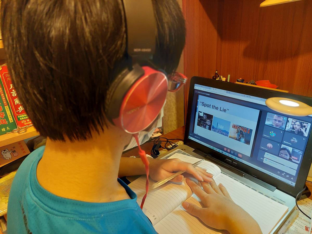 課程包含異國美食點餐趣、電影觀察站及常用實用英語等。
