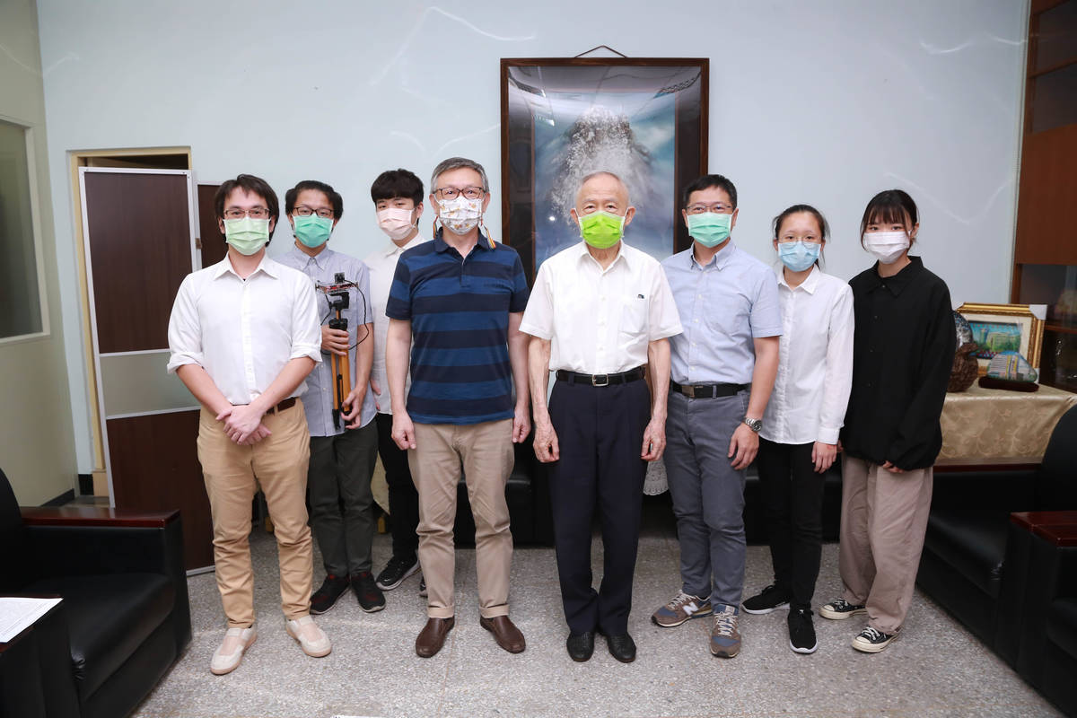 余致力校長（左4）陳伯濤董事長（左5）接見僑光參賽學生