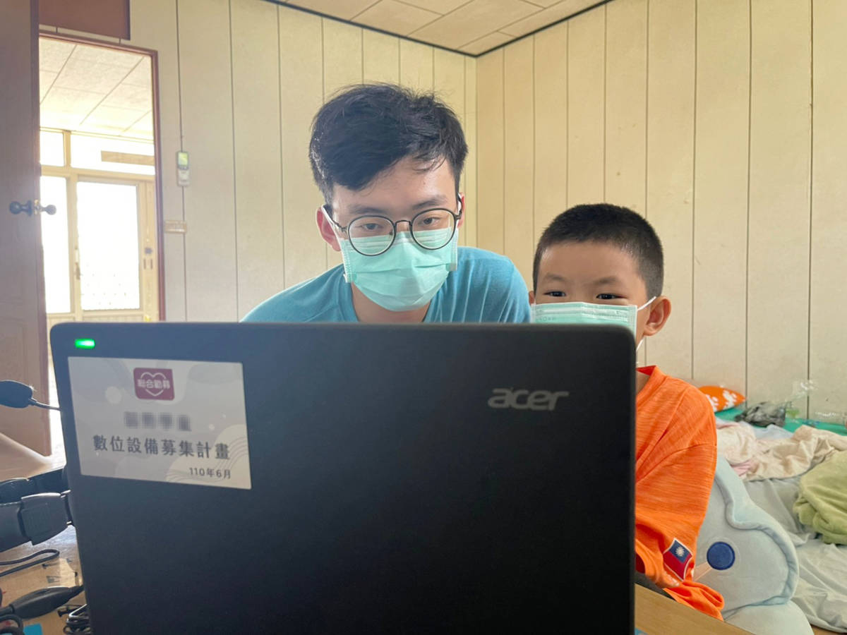 臺東縣友善關懷協會與聯合勸募協會合作，提供弱勢學童數位設備，並教導如何使用數位設備進行線上課程。
