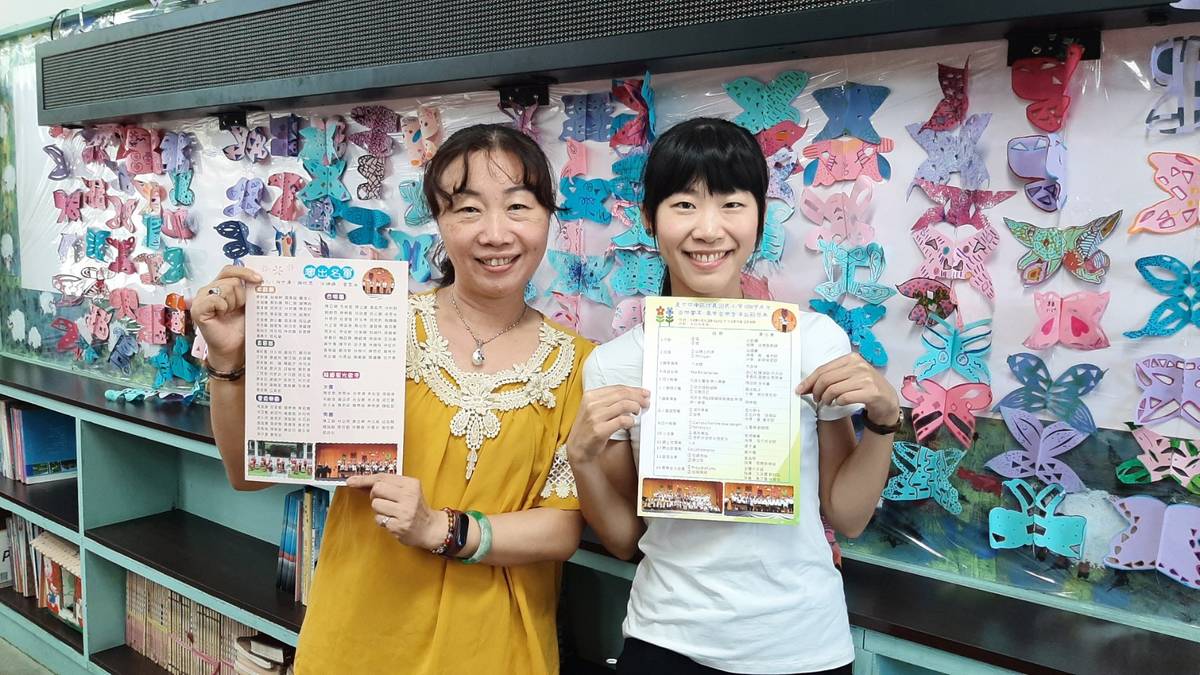 （左起）信義國小學務主任張可芳、合唱團指導老師黃嵐
