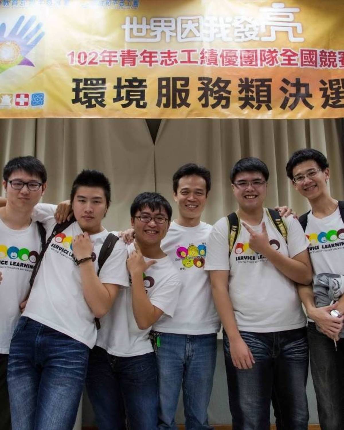 李俊耀老師與電力節能工作隊的學生們是一群好伙伴。(拍攝日期2016年)