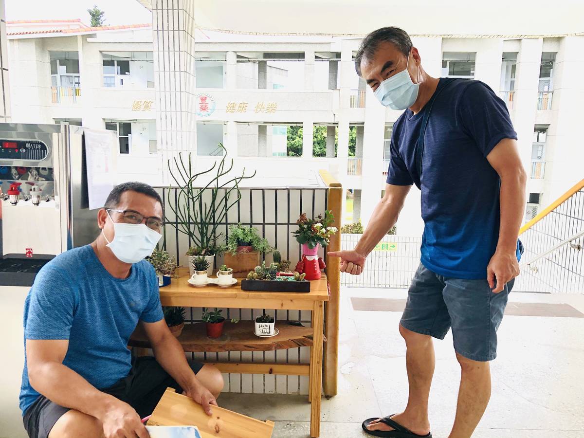 豐榮國小教務主任鄭志祥(右)與學務主任趙鋅安，對於學生們主動要求，把線上教學的木工社改成實體的手做課程，相當驚喜。