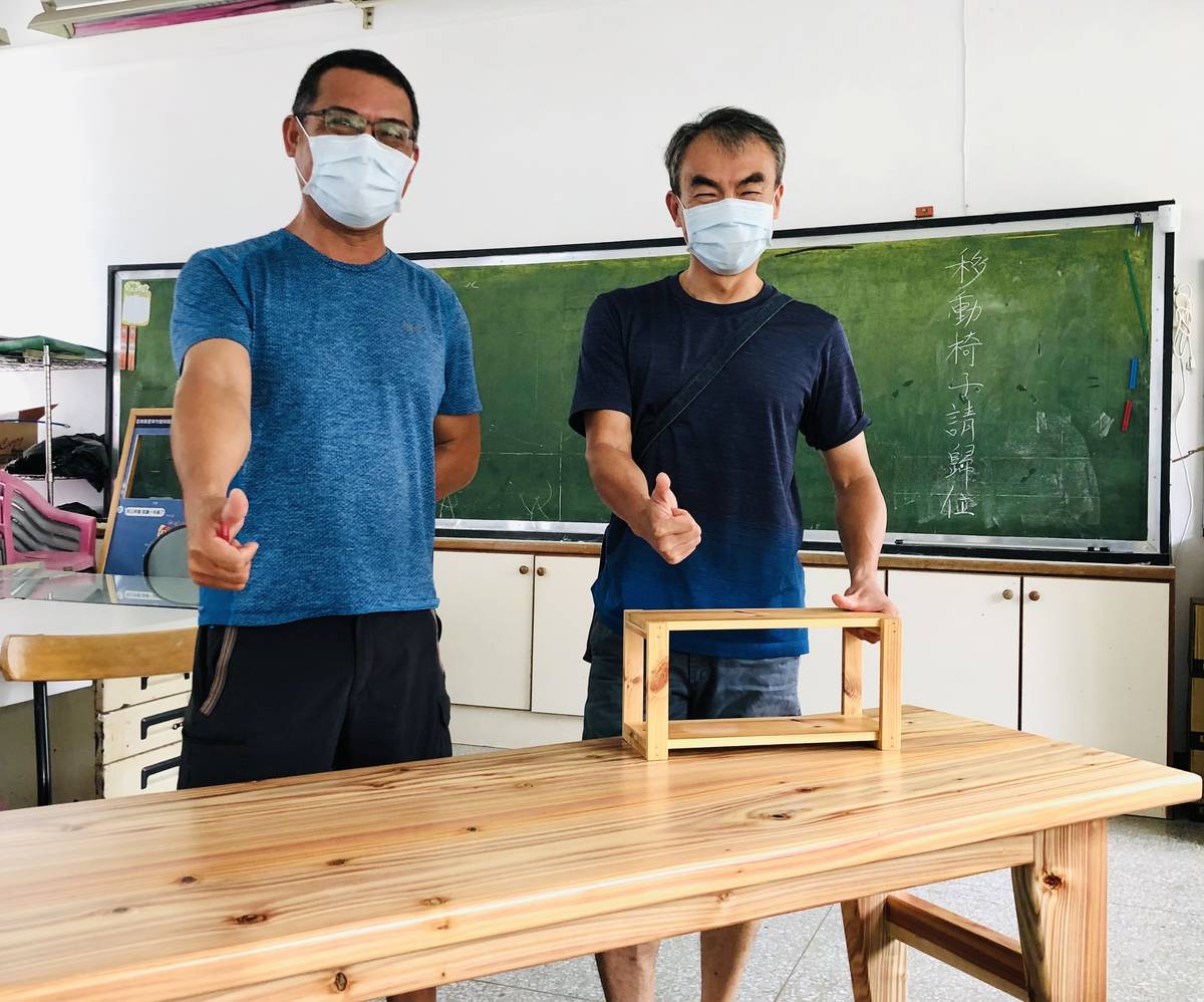 鄭志祥主任和趙鋅安主任（左）對於學生做出縮小版的木工作品，非常滿意。