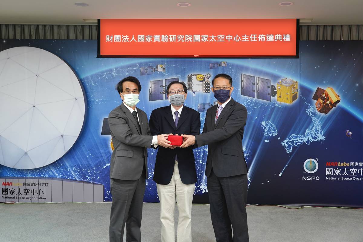 國研院吳光鐘院長(中)監交，太空中心余憲政代理主任(右)將印信交給新任吳宗信主任(左)。(國研院提供)
