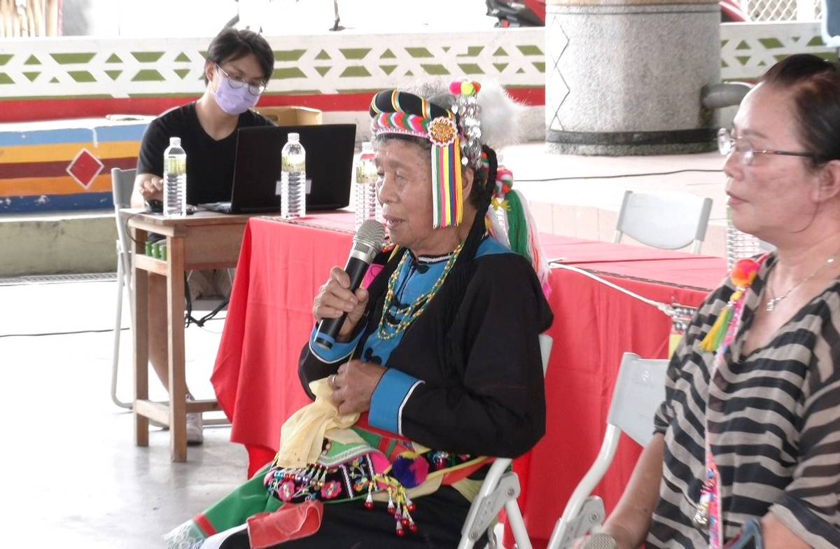 高齡80歲的耆老賴蘭妹，吟唱阿美族傳統喪禮歌謠。