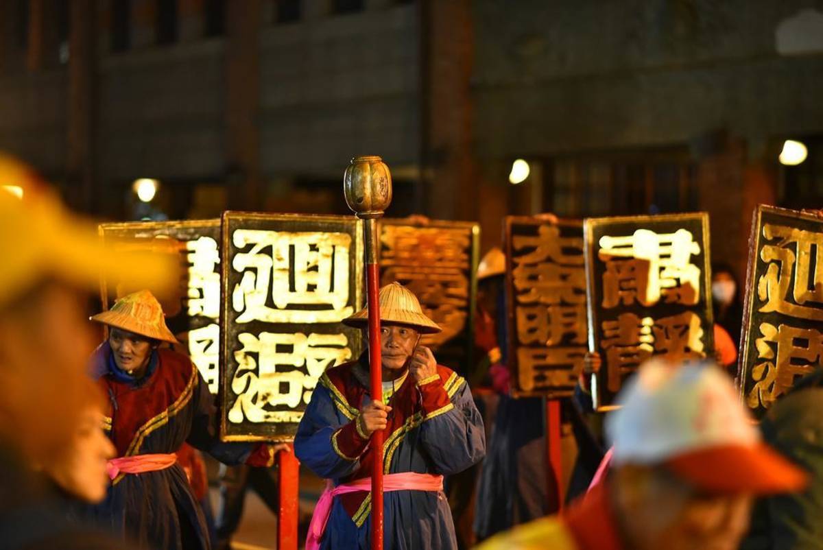 【青山王消滅瘟疫SARS】中央研究院提供

圖說：當時位在萬華的和平醫院被封院，當地人非常害怕，於是請青山宮提早舉行暗訪與繞境，請來官將首、八家將、文武判官、七爺八爺等十多個陣頭參加，並由青山王壓陣，同時準備了長12尺、高3尺的王船。整個繞境隊伍步行萬華街道，同時發放平安餅（鹹光餅），信眾手持「消滅瘟疫SARS」的布條，前導的陣頭沿途將妖魔鬼怪抓上王船，最後把王船拖到淡水河邊燒燬。結果疫情後來很快就結束了，至今萬華人仍津津樂道那次奇蹟。