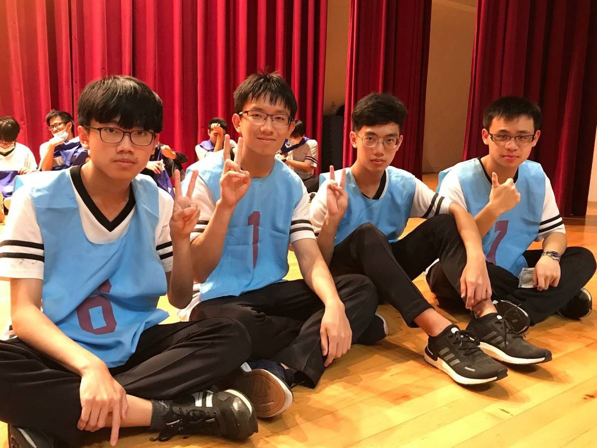鶯歌工商蕭博仁同學(右二)錄取國立臺北商業大學企業管理系，立定志向攻讀商學研究所(資料照)。