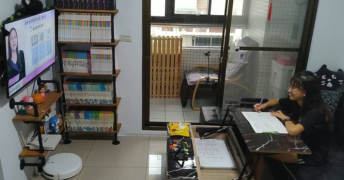 中平國中陳宥伃覺得，學力大爆發的影片可以克服對會考的恐懼，邊看還不時做筆記。