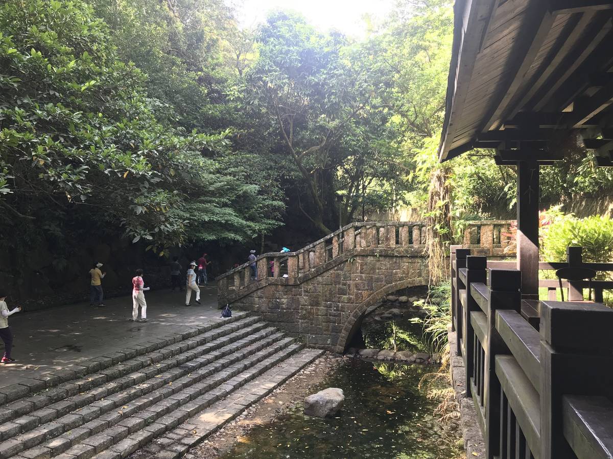 虎山溪畔親水平臺提供民眾休憩