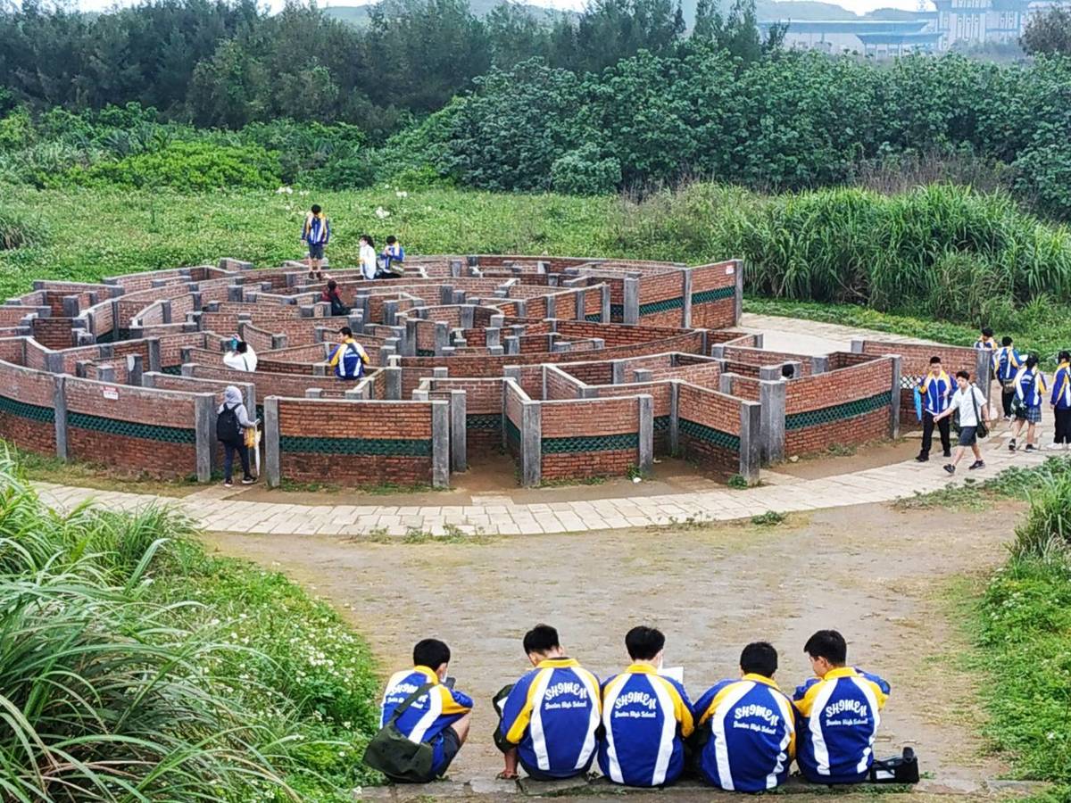 富貴角踏查任務以學生為主體，孩子自行設計踏查手冊，再走出戶外依序完成任務，老師們扮演從旁協助的角色。 (石門實驗中學提供)