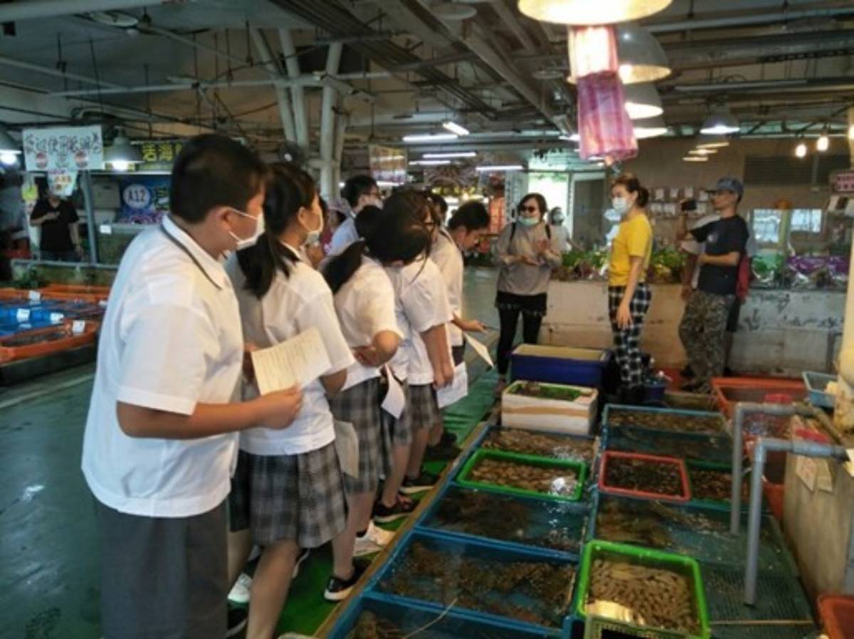 石門國中的生態踏查活動，帶領孩子們到富基漁港練習採買海鮮、向魚販請教烹煮食材方式，從產地到餐桌認識海洋永續議題。 (石門實驗中學提供)
