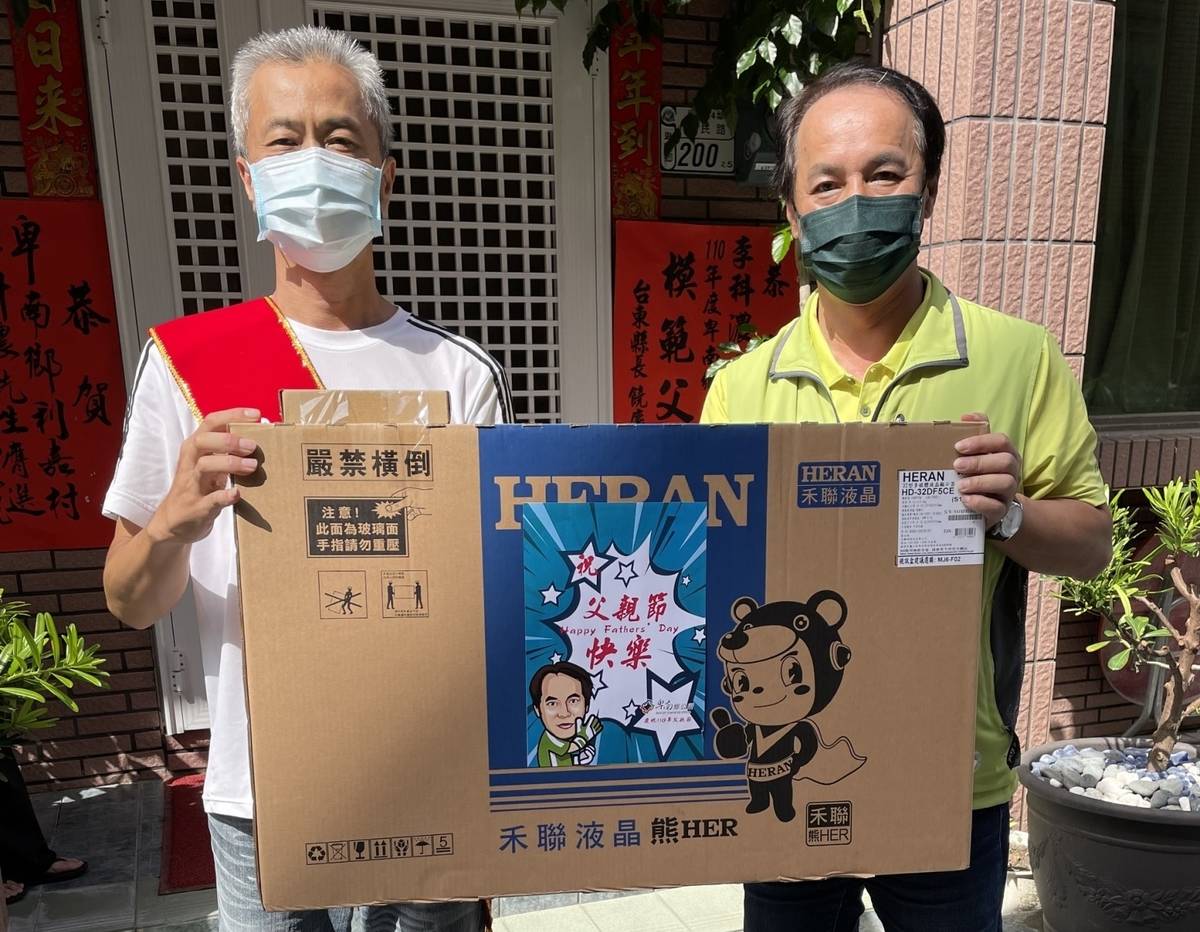 因應防疫，臺東卑南鄉長許文獻(右)逐一到府表揚模範父親。