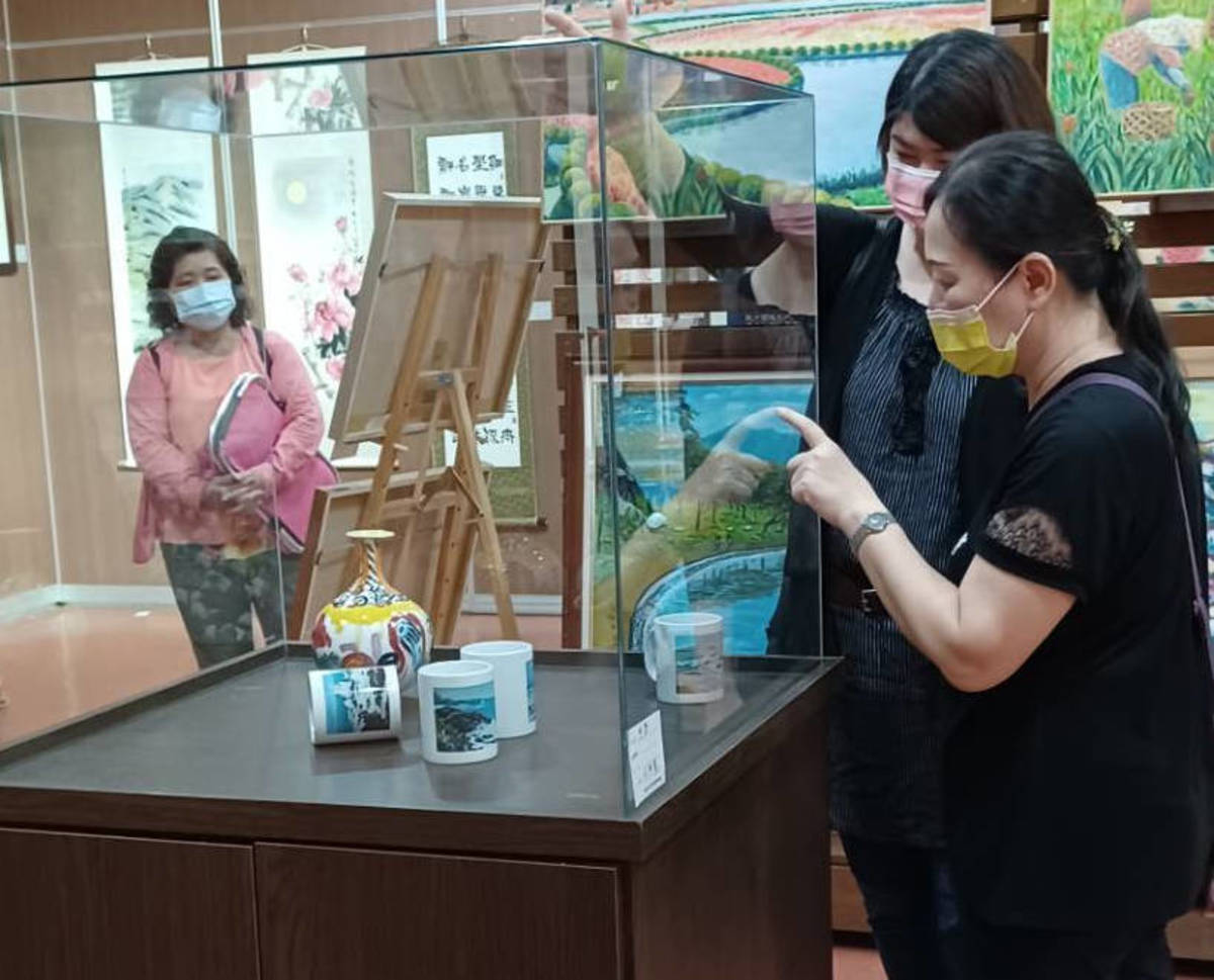 取名為「縱谷深情」的畫展，展出的內容相當多元，吸引不少遊客前往欣賞。