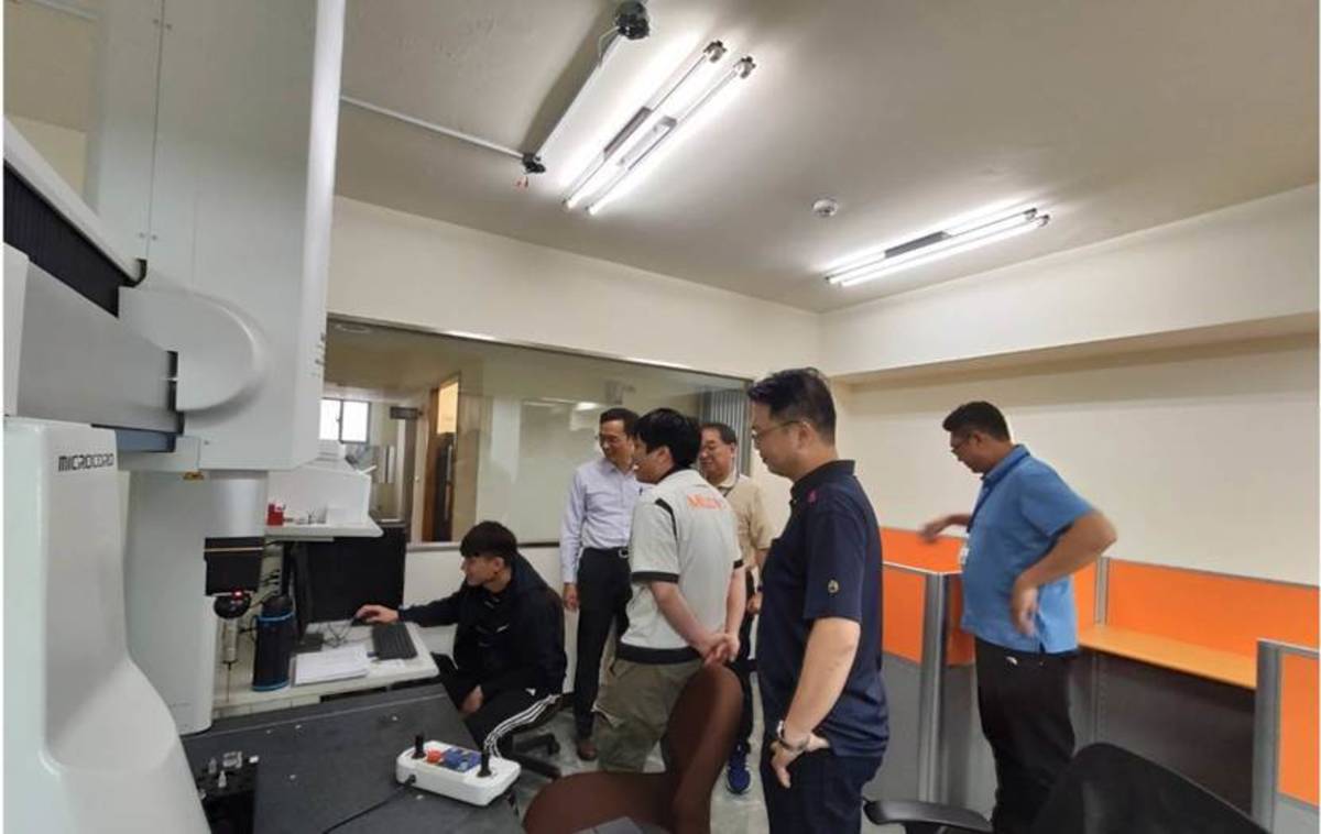 正修科技大學一對一師生輔導團隊協助瓏茂實業公司進行齒輪尺寸精度量測(教育部提供)
