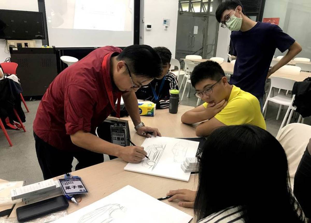 華創車電業師教授國立雲林科技大學學生進行電動車體工業設計研習及實務學習(教育部提供)
