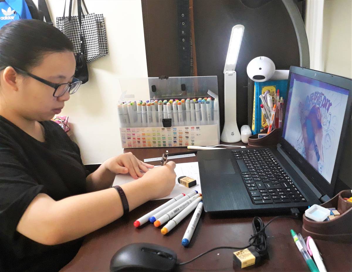 鶯歌工商盧欣怡同學說，透過線上統測衝刺班能「近距離」觀看老師繪製過程。