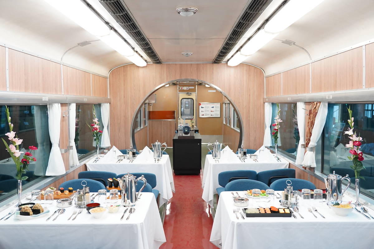 國家鐵道博物館籌備處重現DC32751號的觀光號餐車內裝，恢復經典月洞門設計及餐車設備與情境，餐車上的餐具、花瓶到水杯，都進行考究的。(國家鐵道博物館籌備處提供)