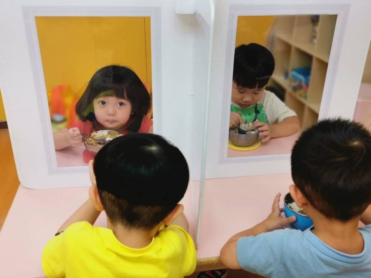 用餐使用防疫隔板，減少幼兒在園接觸風險