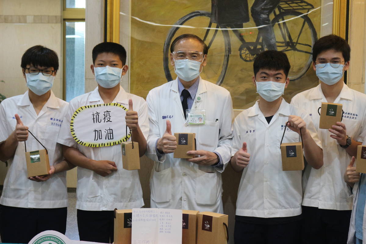 向默默付出的人致敬 彰化高中非洲志工團為醫護加油