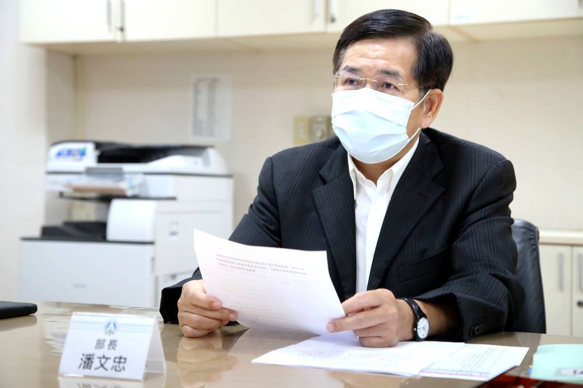 教育部部長潘文忠部務會報前, 回答媒體提問