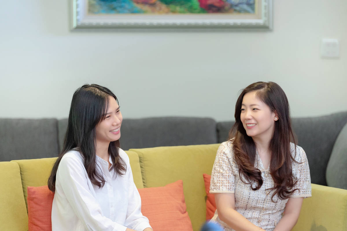 暨大學生歐陽霈霖（圖左）在老師龎鳳嫺的指導下，研究餐飲服務業Z世代對職場的期待