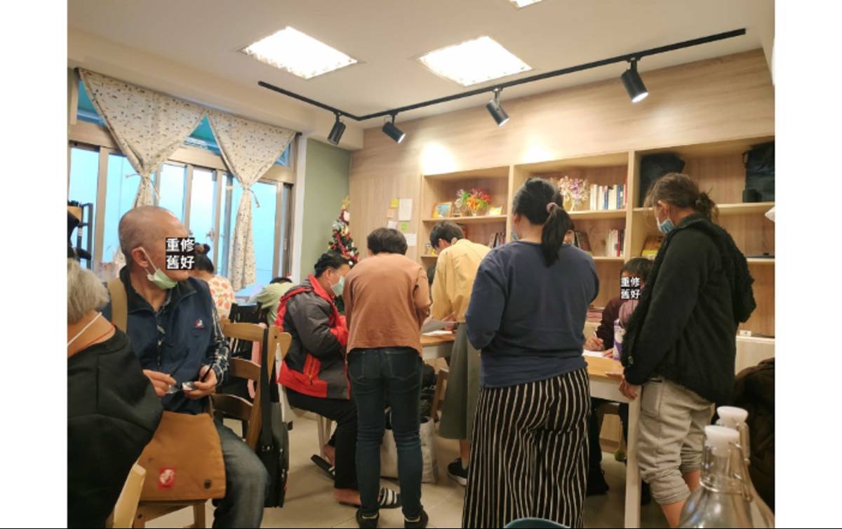 國立教育廣播電臺黃柏諺以作品「城市的光影-無家者的人生百味」獲佳作，圖為採訪照片。