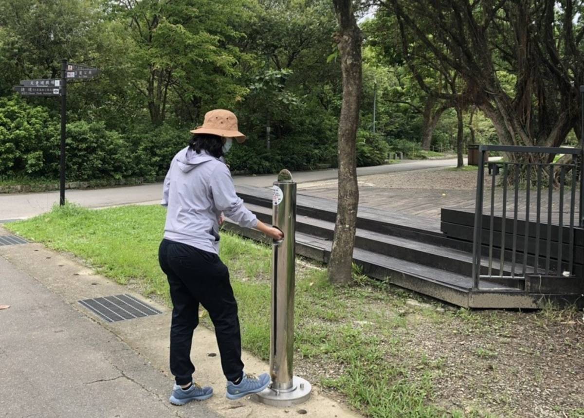 大安森林公園內設有防蚊液站，提供民眾使用安全的防蚊液