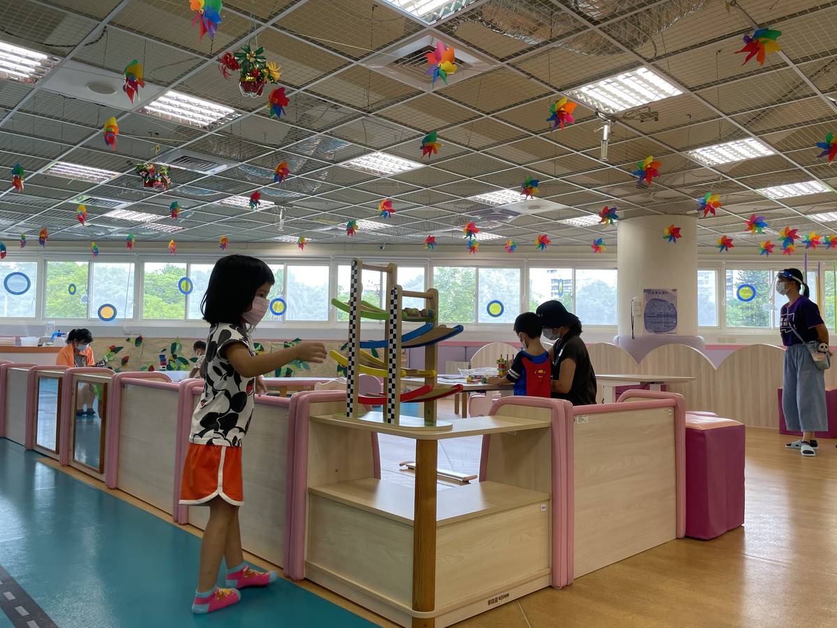 小朋友一入館就迫不急待玩起玩具