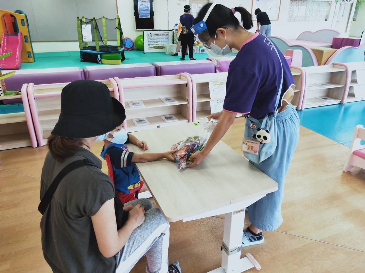 親子館內玩具採借用形式，工作人員清消後再出借