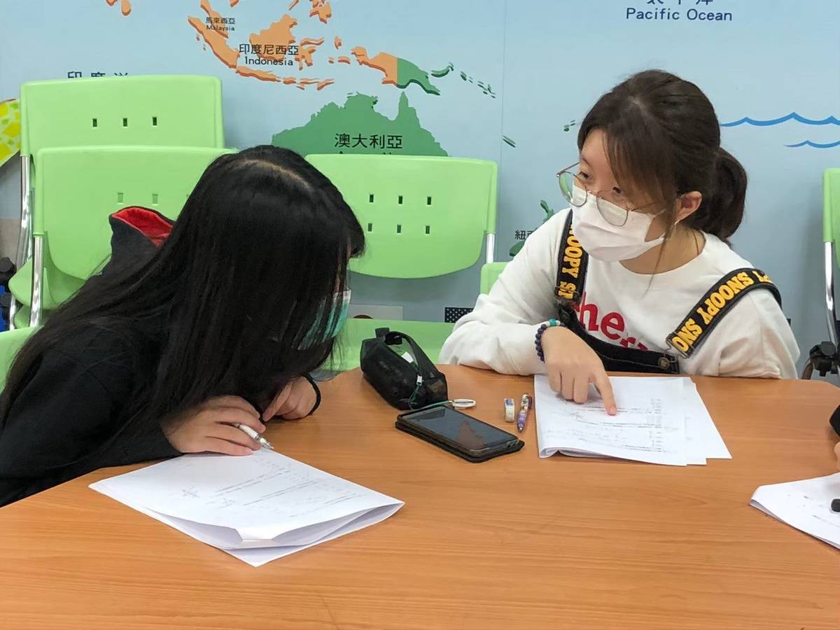 「青衿伴學計畫」由高中生志工為國中生進行數學課輔