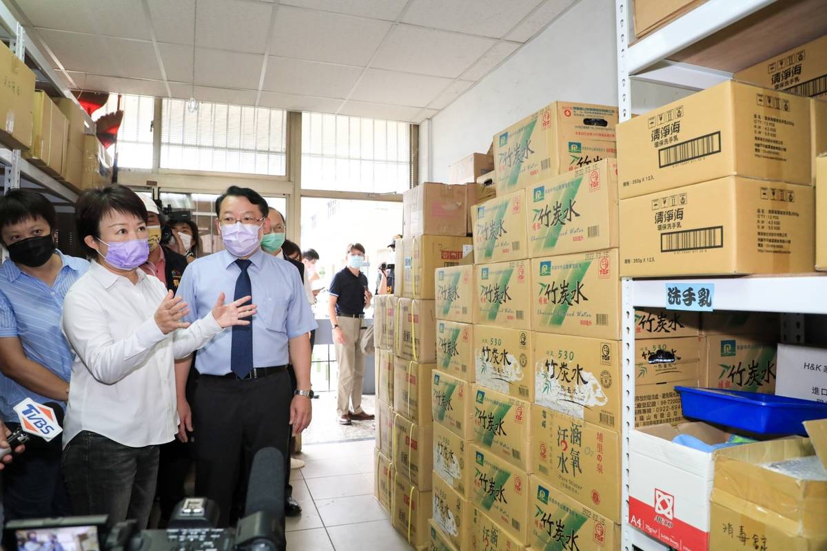 盧市長前往僑泰高中視察庫房防疫物資整備狀況