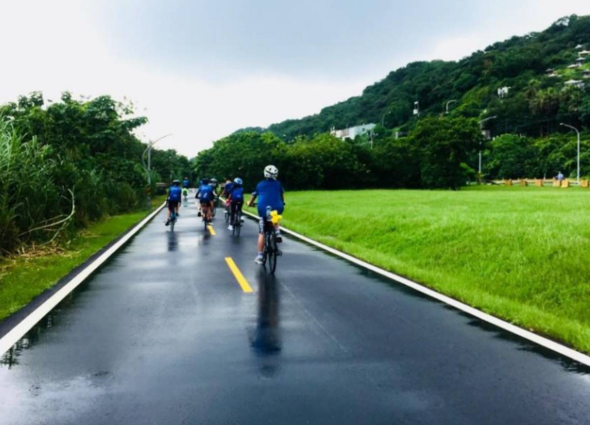 即使遇到風雨，孩子們仍堅持繼續向前邁進