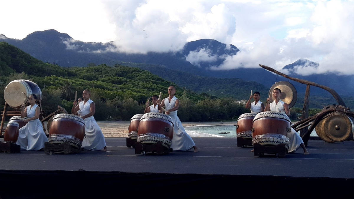 臺東縣政府邀請優人神鼓以「擊浪」為主題，在青山白雲浪濤間帶來精彩演出。