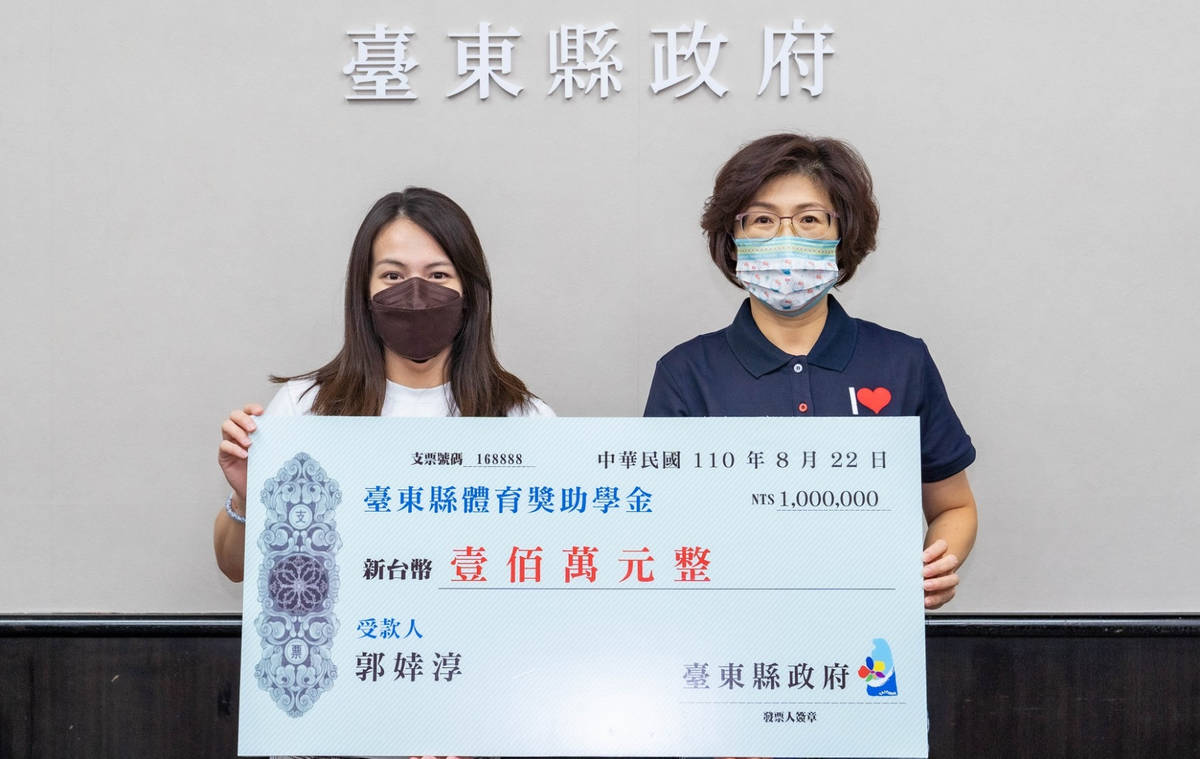 臺東子弟「舉重女神」郭婞淳光榮返鄉，饒慶鈴縣長親自頒發100萬元獎金，作為鼓勵。