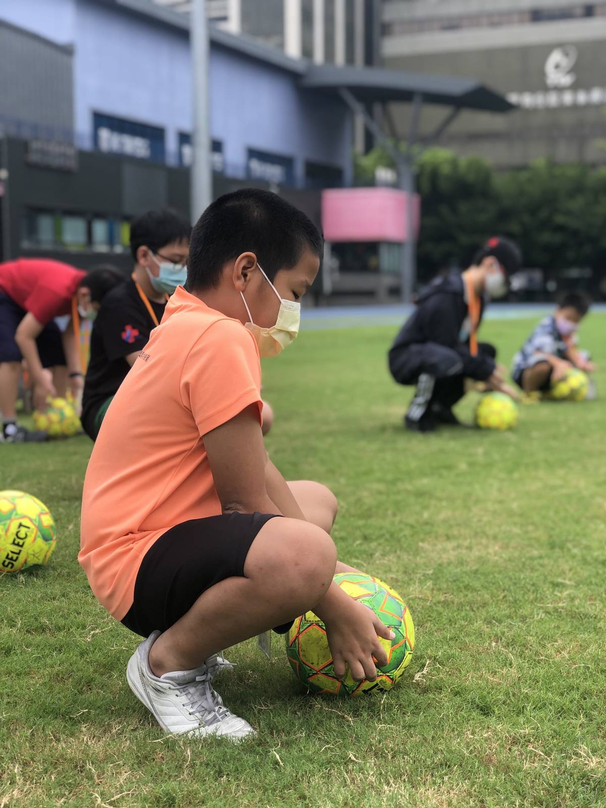 新住民小朋友透過足球營隊獲得滿滿的文化知識與足球技巧