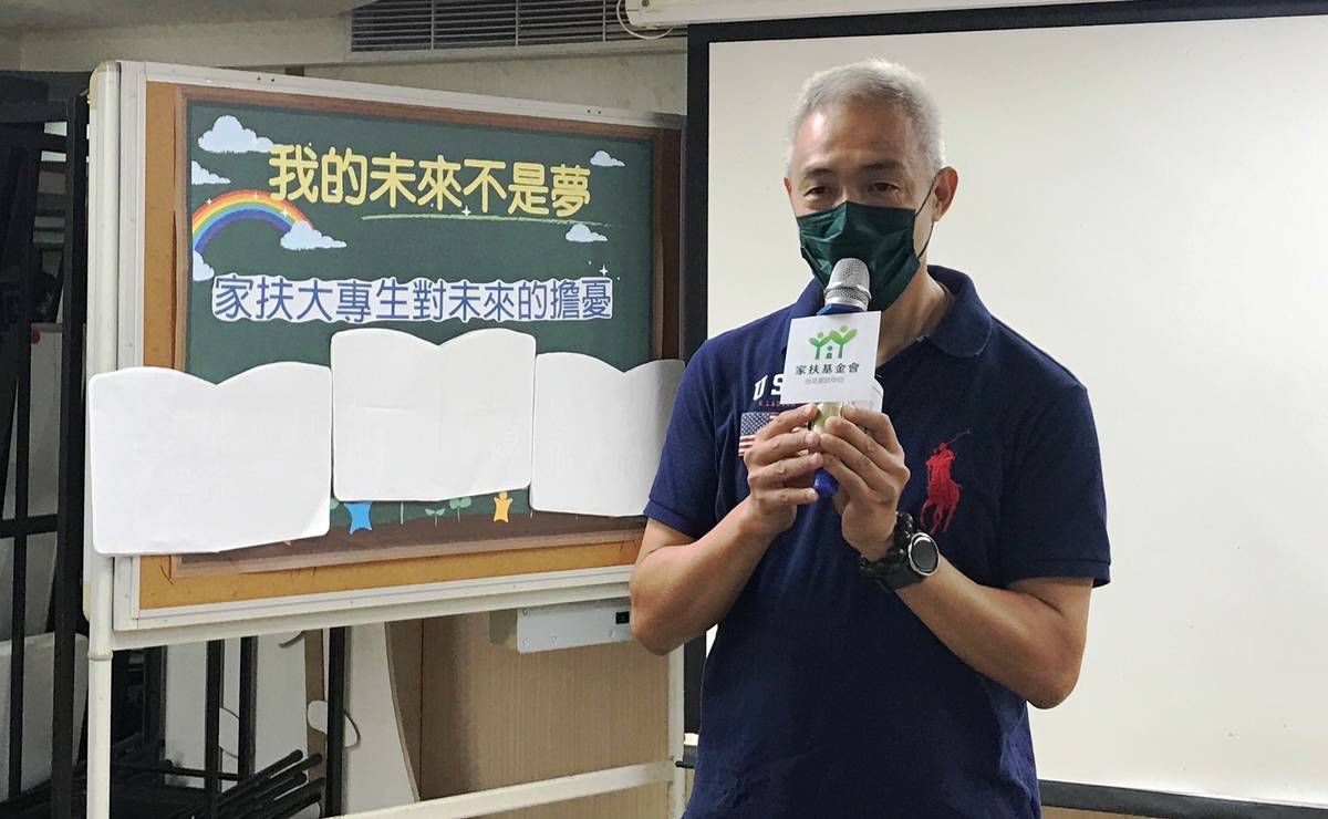 助學人嚴先生以父親的名義創立了建築菁英獎獎學金幫助建築科系弱勢大專生圓夢
