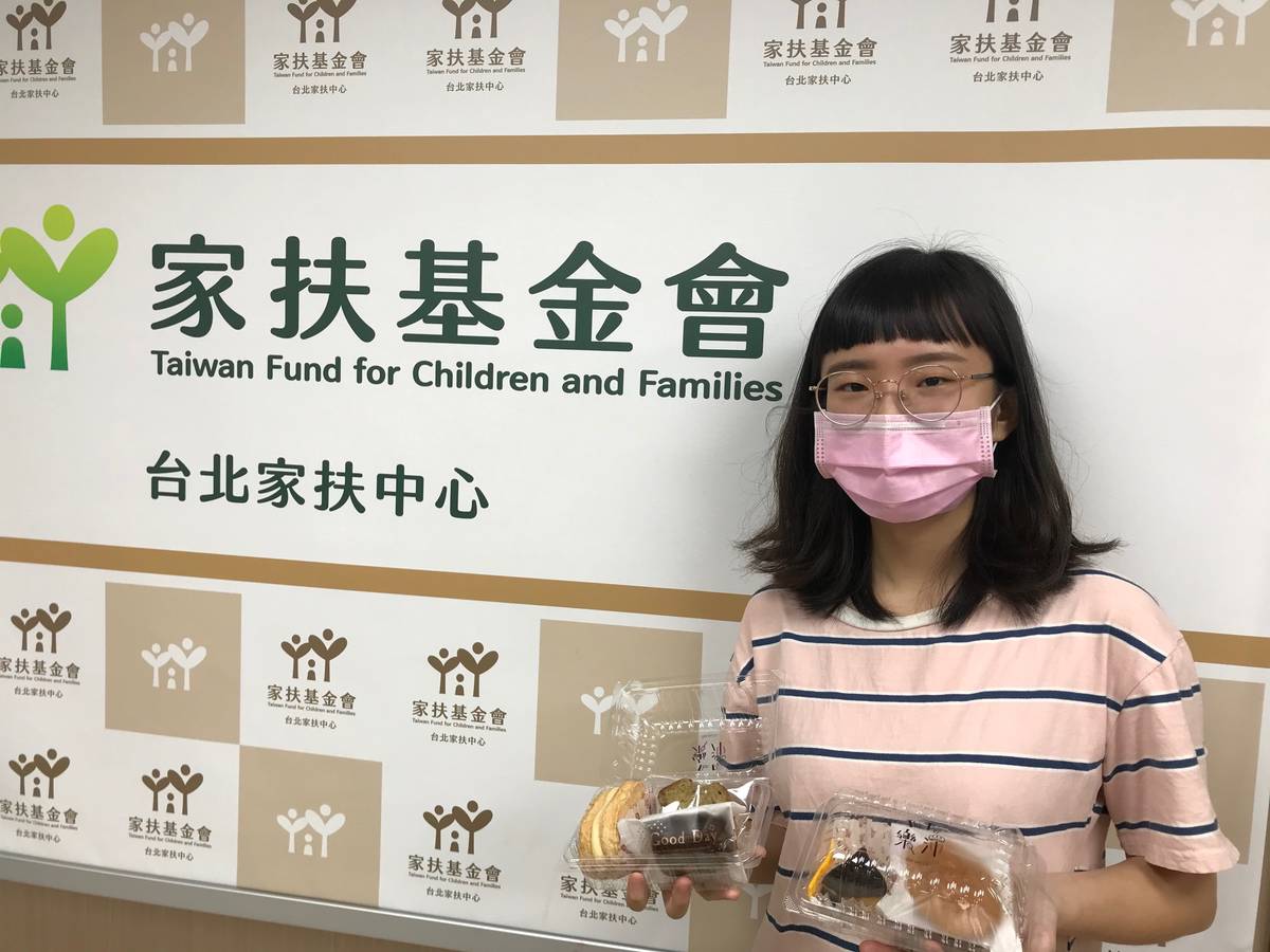 就讀大學餐飲系的沛誼邊打工邊努力於課業，家扶獎學金幫助她達成甜點師的夢想